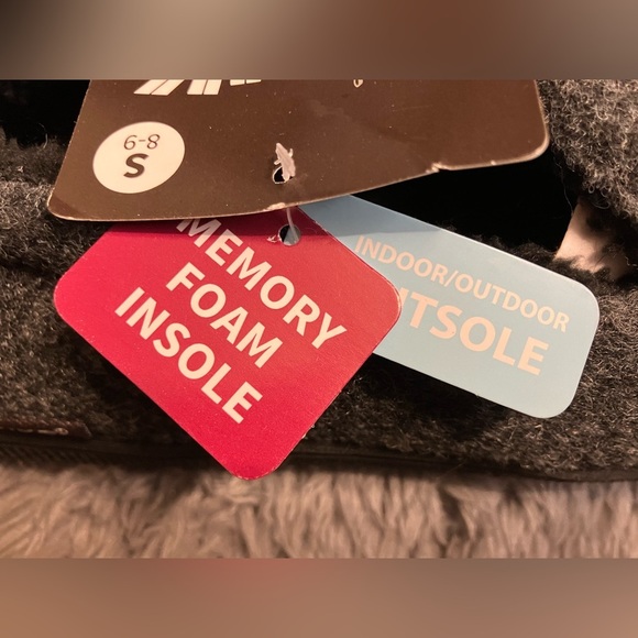 Muk Luks Grey Slippers Size 8-9 - Picture 9 of 9